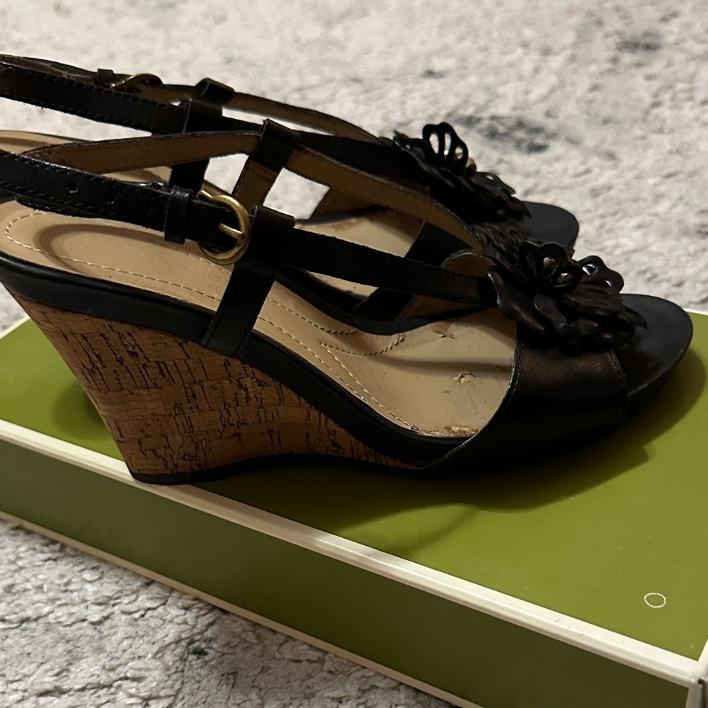 Naturalizer Black Leather Floral Slingback Heels w/cork design heels. Size 6.5M - Picture 3 of 7